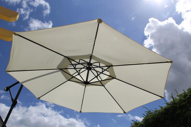 ONDIS24 Ampelschirm 300 cm Sonnenschirm aus 100% Polyester